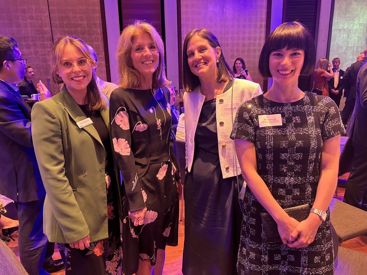 It was great to meet 🇺🇸Ambassador Caroline Kennedy today with <a href="/CourtneyFung/">Courtney J. Fung</a> and <a href="/lo_sullivan/">Lauren Sullivan</a> <a href="/Science_Academy/">Australian Academy of Science</a> <a href="/AcadSocSci/">Academy of the Social Sciences in Australia</a> #fangirl ☘️💜
