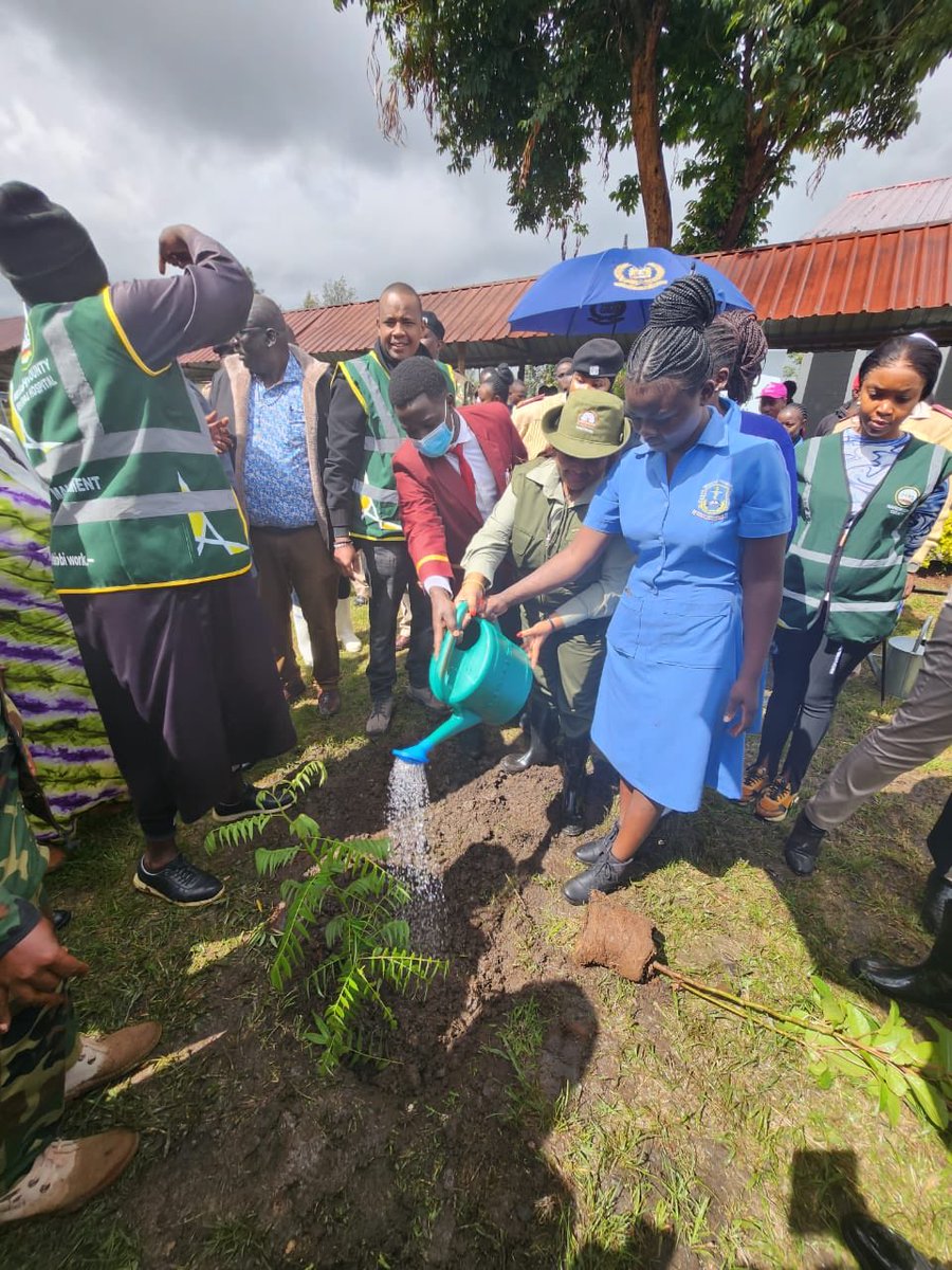 4th tree growing exercise of the day✅. On location @mbagathi hospital. Was joined by ⁦@dngkenya⁩ and the hospital’s BOM. #jazamiti #15billiontrees