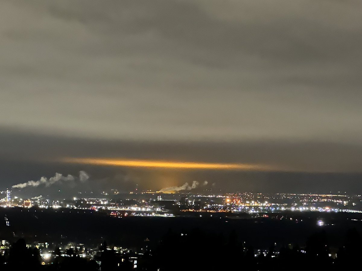 TwitTachyon's tweet photo. It’s 11:30pm in #Vancouver and I see this very bright orange light in the sky. What is this? Light pollution? I’m in #Burnaby looking south towards #Delta . Any #meteorological service or #astronomy club who can answer? https://t.co/aHCWjsZuQb