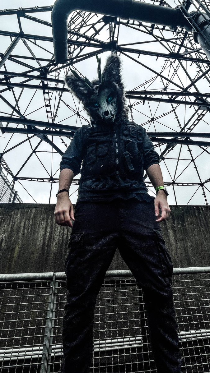 Hello down there :p
#furry #fursuit 

Picture by Tatsu/Riley 📸