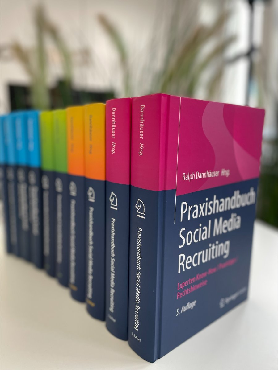 🚀 WOW! Heute ist der erfolgreiche Recruiting-Bestseller in 5. Auflage bei #SpringerGabler erschienen! on-connect.de/recruiting/pra…🙏 an alle Co-Autor:innen, Beirat, Interview-Partner und Kooperationspartner! <a href="/SpringerNature/">Springer Nature</a> @GablerMarketing @XING_de  <a href="/connectoor/">Connectoor</a> <a href="/softgarden/">softgarden</a> @Adstark