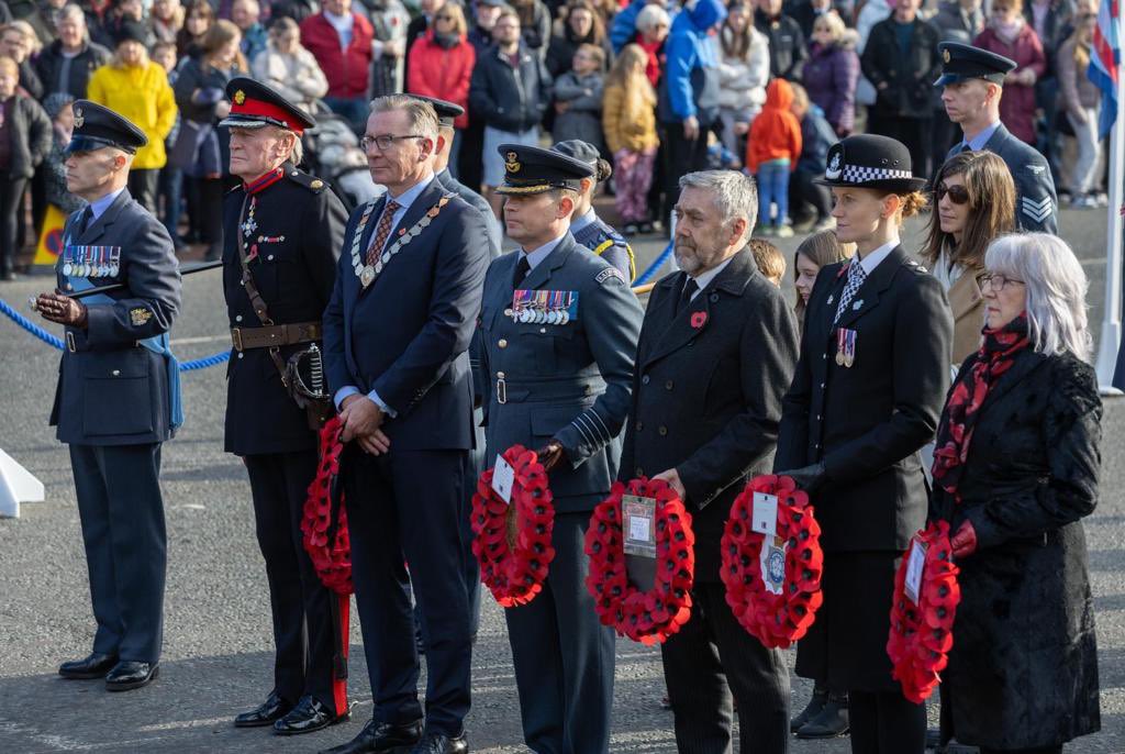 Absolute honour to lay the wreath on behalf of the Lieutenancy at Northallerton’s Remembrance Day with the towns Mayor & Commanding Officer RAF Leeming & large crowds remembering those who gave the ultimate sacrifice @LOVENTHALLERTON @LL_North_Yorks @RAF_Leeming #LestWeForget