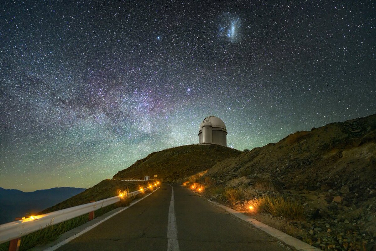 A #DarkSky & rarely a cloud: the Chilean Atacama Desert provides ideal conditions for stargazing. No wonder that ESO chose it for its observatories, including the 3.6-m telescope in this picture!

Even the lights of the access road are designed to minimise #LightPollution! 😮 1/