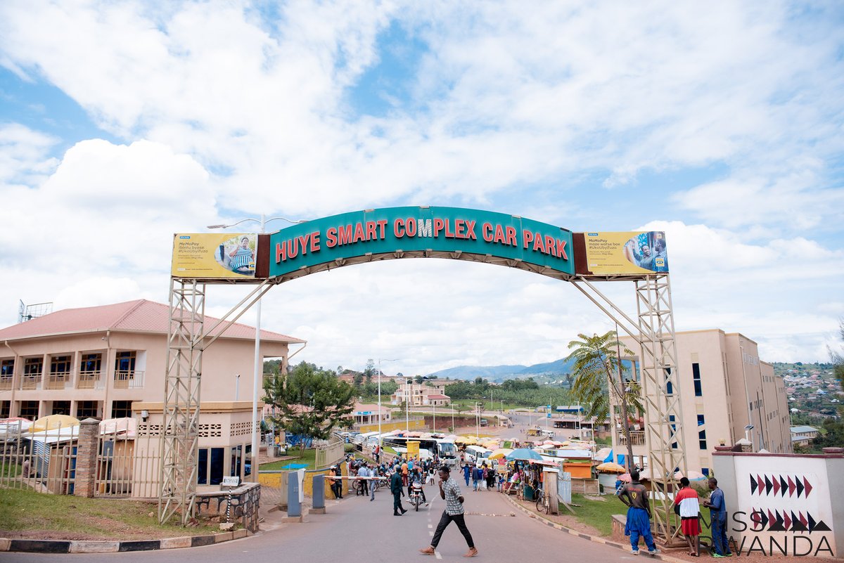 Mwabonye Imana ikingura🙋!? Muri @HuyeDistrict natwe turamukanye amahoro y'Imana n'akazuba karinganiye.Ubu,umugi ni urujya n'uruza,abantu baranyuranamo bari mu mirimo itandukanye.Biragaragara ko ikitwa ubunebwe muri iki cyumweru twagistinze kare!

Mwe aho muri se, muramutse mute?