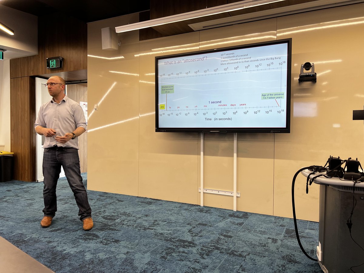 Jeff Davis describing ultra-fast laser pulse physics to an audience of around 100 for the @ausphysics annual Nobel Prize lecture at @Swinburne last week Read more about the 2023 Nobel Prize in Physics at fleet.org.au/blog/nobel-pri…