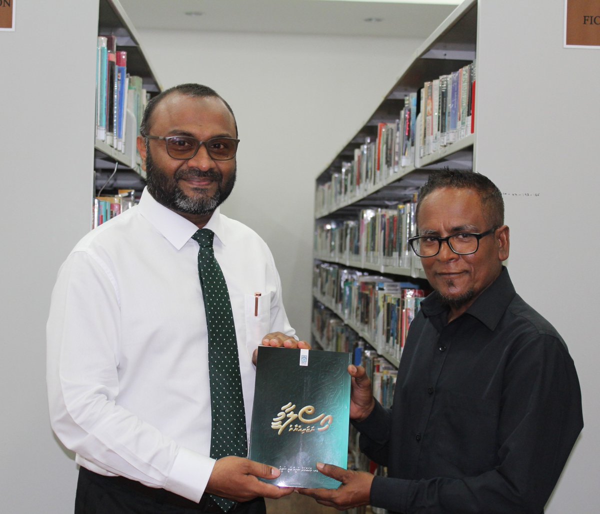 librarymv's tweet photo. ޑރ. މުޙައްމަދު ޝަހީމް އަލީ ސަޢީދު ލިޔުއްވާފައިވާ ”އިސްލާމީ ނަޒަރިއްޔާތު” ފޮތުގެ ޤާނޫނީ ގޮތުން ޖަމާކުރަން ޖެހޭ 2 ކޮޕީ ޤައުމީ ކުތުބުޚާނާއަށް ހަދިޔާ ކުރައްވައިފި https://t.co/W61fvAScNq