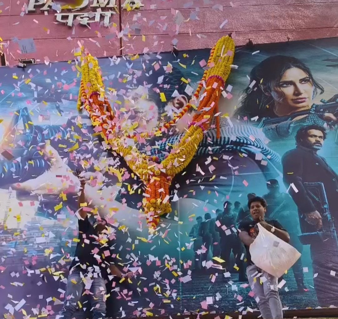 i_yogesh22's tweet photo. @HimeshMankad 53 CRORE GROSS in INDIA and $5 MILLION OVERSEAS (42 CRORE), comscore Reported 95 Crore For #Tiger3

PATHAAN KA BAAP TIGER https://t.co/h6tXV0g7CB