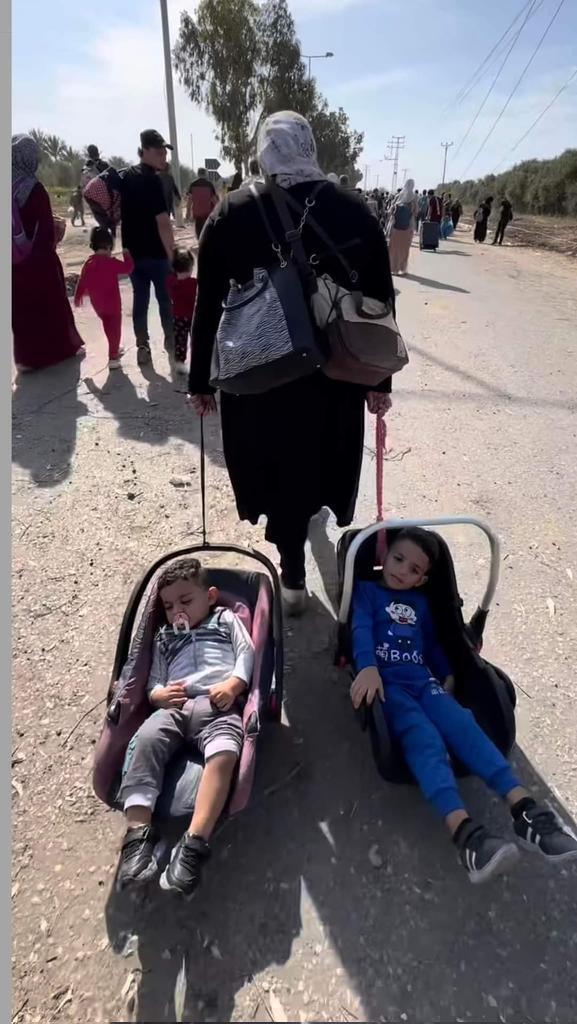 أُمٌ فلسطينية تقوم بِجر طفليها بهذة الطريقة الصعبة وعلى أرض غير مستوية، لمسافة 14 كيلو متر ولمدة 5 ساعات متواصلة من مدينة غزة الى وسط قطاع غزة.
#مات_وامعتصماه