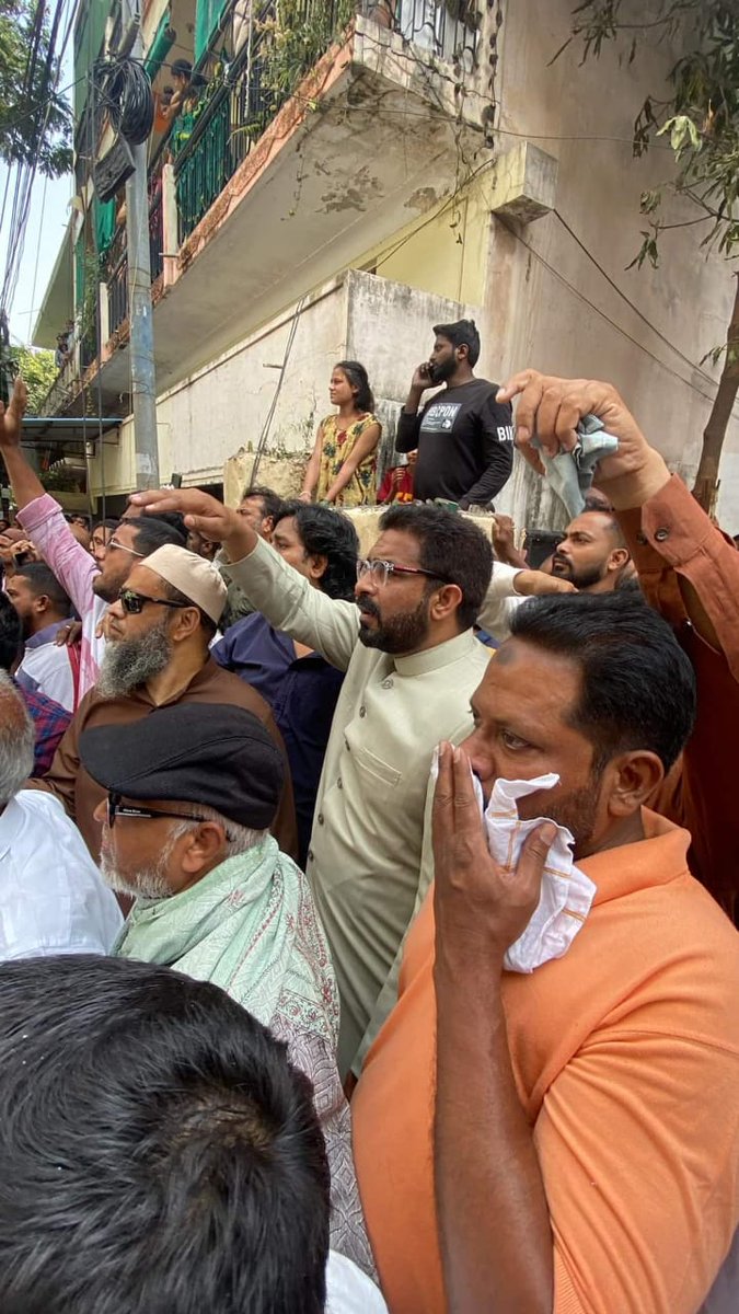 Halqa-e-Assembly Nampally ke Bazarghat mein achanak se bhayanak-andaaz mein aag lag gayi, Iski ittela milte hi AIMIM Nampally ummeedwar <a href="/Md_MajidHussain/">Majid Hussain</a> apne programs cancel karke fauri taur par wahan pahunche aur rescue operation