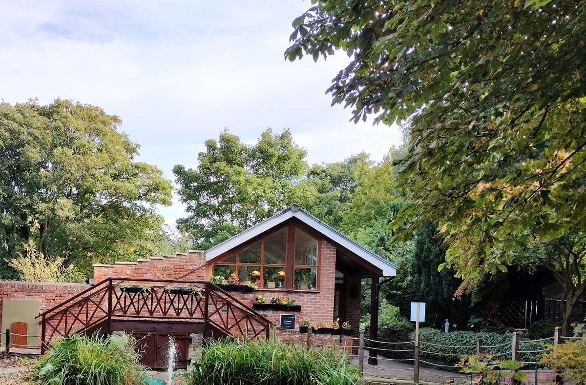 Have you visited the lovely Orangery in the Garden yet? This independent Cafe ensures the Garden can remain open when volunteers aren’t here. The team provide a great menu & events from Chatty Café to wreath-making workshops. Why not drop by soon?!🌻 facebook.com/The-Orangery-1…