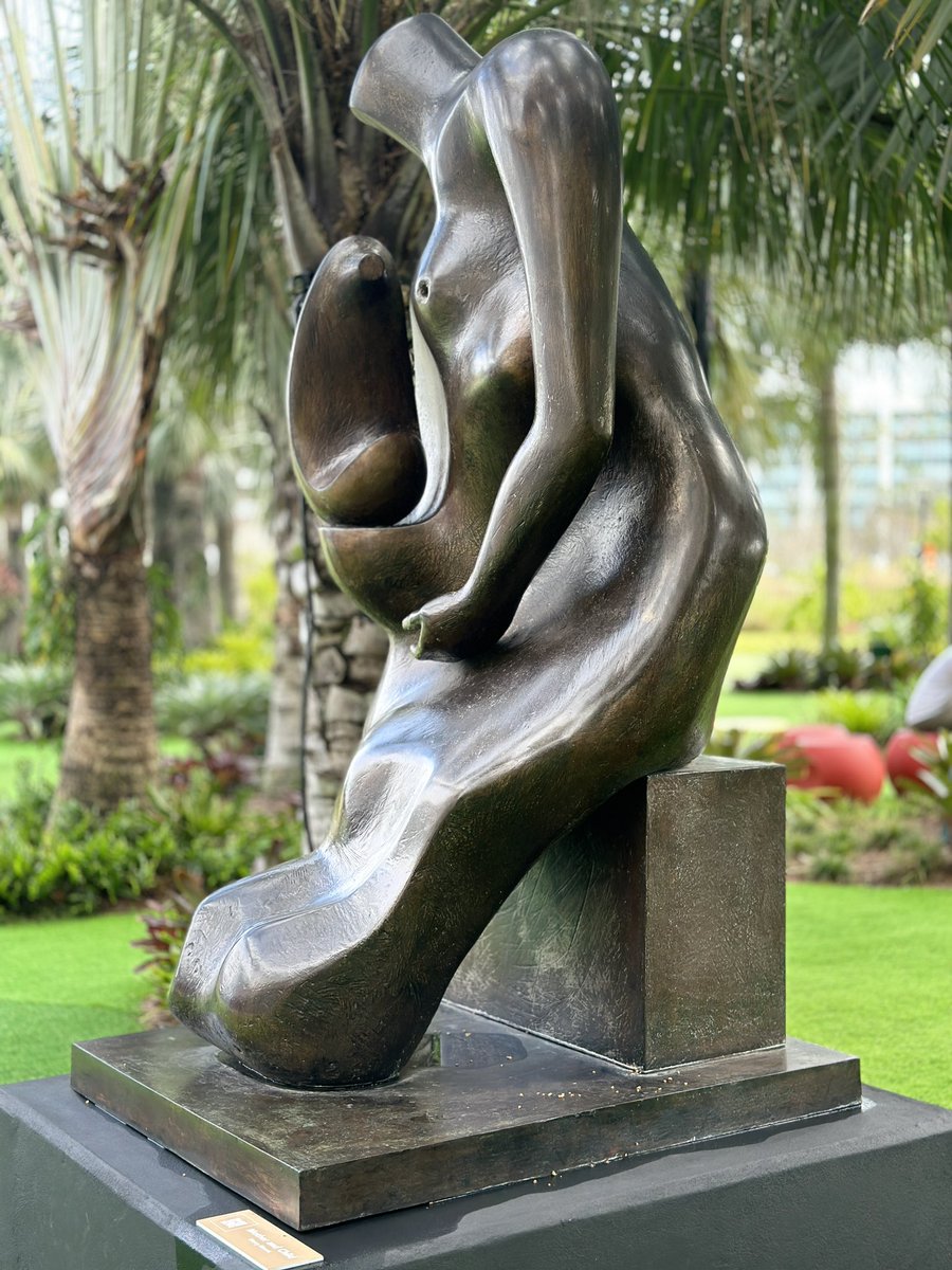entrup's tweet photo. Amazing sculptures from ‘The Lewis Collection’ @LNWaveHotel - ‘Wall Street Bull’ by Arturo Di Modica, ‘Cloister Conspiracy’ by Philip Jackson, ‘Mother and Child’ by Henry Moore, and ‘Passion’ by JEFRË #sculpture #art #LakeNona #WaveHotel #Orlando https://t.co/T1QR0TrRqX