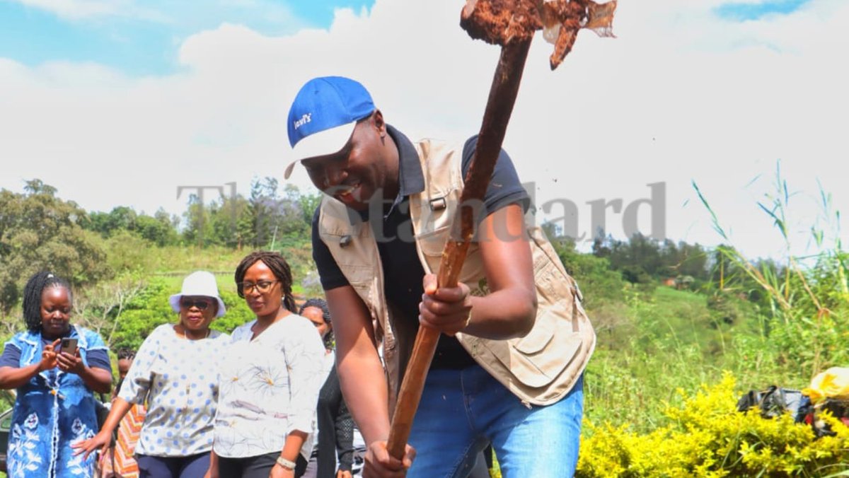 OmeteYusuf's tweet photo. Manyatta Mp Gitonga Mukunji doing his part, participating in the Greening Kenya Campaign.

#GreeningKenya
#Roadto15BTrees
#NationalTreePlantingDay
#WholeGovtApproach
#UDAParty https://t.co/4hMSEqJHCU