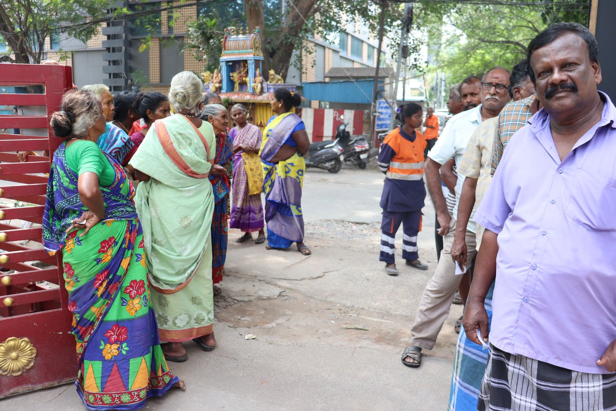 tndwwa's tweet photo. தமிழக வாகன ஓட்டுனர்கள் மற்றும் தொழிலாளர்கள் நல சங்கம் சார்பாக அமாவாசையை முன்னிட்டு இன்று முதியோர்களுக்கு மதிய உணவு வழங்கப்பட்டது!!

@kaizensukumar  @METROPEOPLE1  @labour_talk 

#sukumarbalakrishnan #sukumar #tndwwa #drsukumarbalakrishnan #labourtalk #metropeople #sudhasukumar https://t.co/288wZMic0s