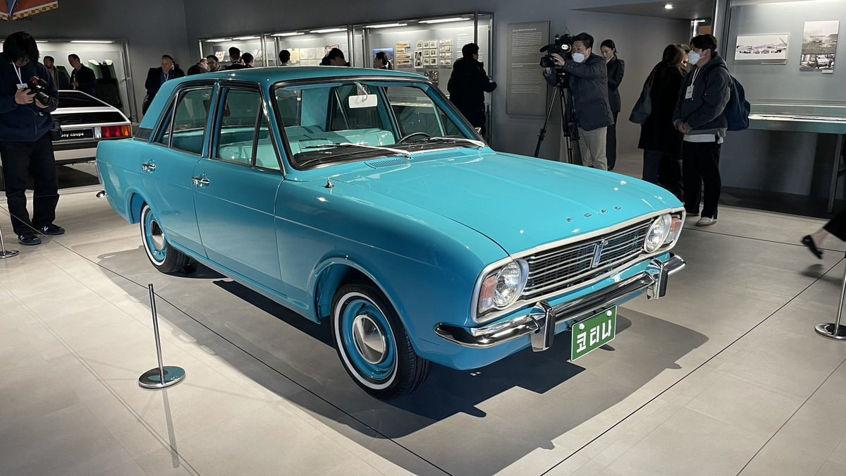 Hoy estoy en Ulsan, en Corea, en la fábrica principal de Hyundai, donde se construye una nueva planta de eléctricos con capacidad para 200.000 coches/año que abrirá en 2026. En la fábrica había una exposición de cuatro coches, uno de ellos un Ford Cortina. Explicación en el hilo