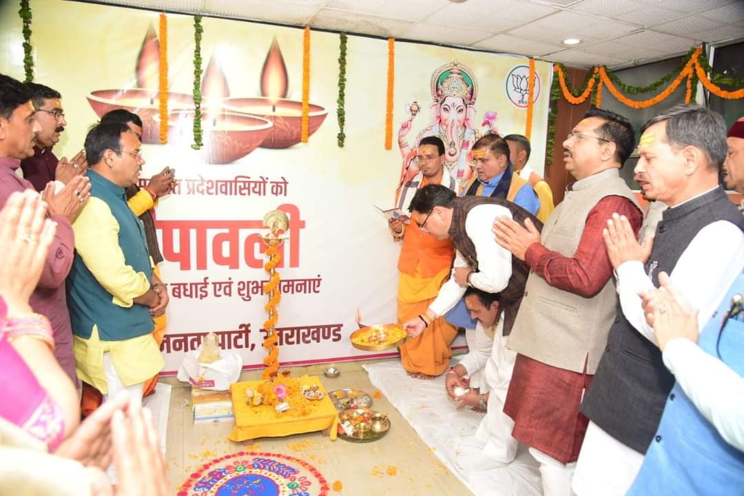 dhamikidhoom's tweet photo. माननीय म��ख्यमंत्री श्री @pushkardhami जी ने दीपावली के अवसर पर भाजपा प्रदेश कार्यालय में आयोजित दीपावली महोत्सव कार्यक्रम में शामिल हुए। इस अवसर पर धामी जी ने माता लक्ष्मी और श्री गणेश जी का पूजन कर प्रदेश की खुशहाली की कामना की। https://t.co/vjSJcrPZ9U