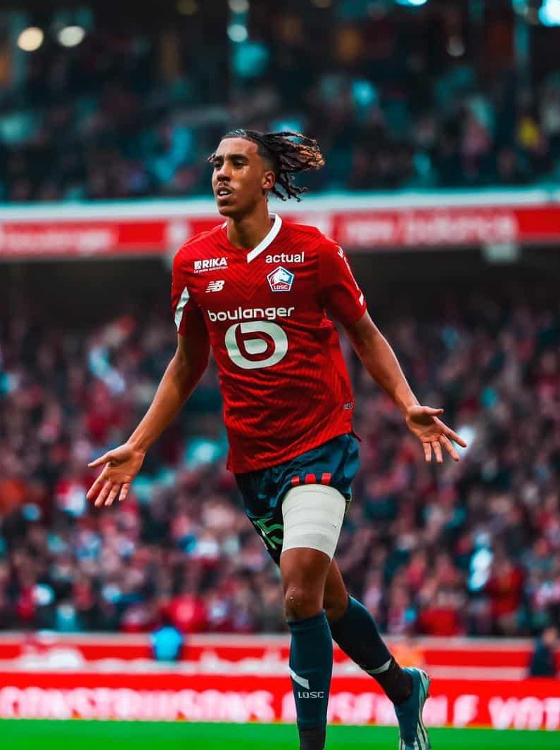 ActuL1_'s tweet photo. Joyeux anniversaire à Leny Yoro qui fête aujourd’hui ses 18 ans ! 🎉🎂

Où est-ce que le jeune crack du LOSC évoluera la saison prochaine ? 👀❤️🤍 https://t.co/Xhh52BgOeX