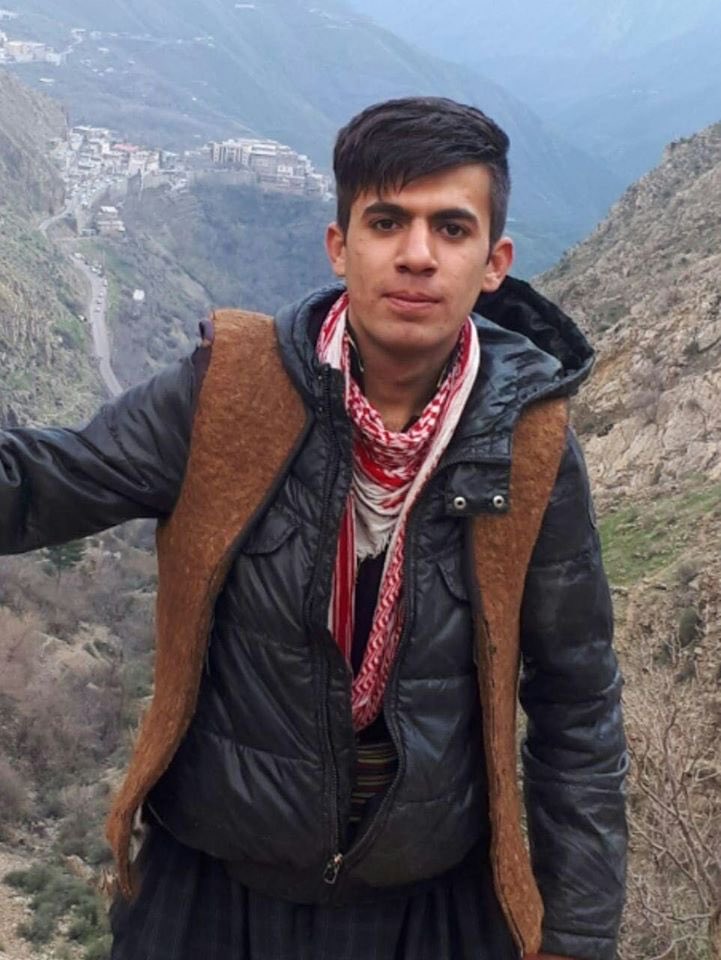 #ابراهیم_مرادی ۱۸ ساله و اهل روستای صفی‌آباد بود. او پدر مادرش را سالها پیش، از دست داده بود. شنبه ۲۵ آبان ۹۸ برای خرید به #جوانرود رفت و در آنجا با شلیک مستقیم نیروهای سرکوبکر رژیم به سرش کشته ‌شد.

#آبان_خونین ۹۸