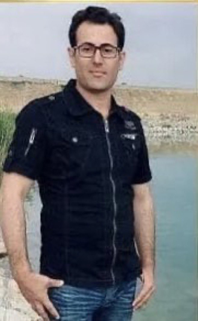 #کاوه_محمدی، متاهل پدر یک پسر هفت ساله و اهل جوانرود بود. ماموران سرکوبگر رژیم در ۲۵ آبان ۹۸ از بالای #دادگستری_جوانرود مستقیم به کاوه محمدی شلیک کردند.

#آبان_خونین ۹۸