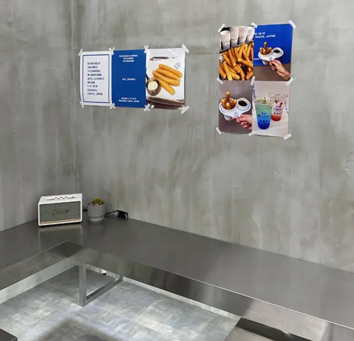 b55fq's tweet photo. この前行った新大久保にあるチュロス屋さん『111CHURROS』のチュロスが、揚げたてｻｸｯｻｸのﾓｯﾁﾓﾁで美味しすぎた...コンクリート調で無機質な店内も韓国っぽくておしゃれだし、チュロスが美味しすぎるので是非行ってみて🇰🇷☕️ https://t.co/y0E7G3wRK0