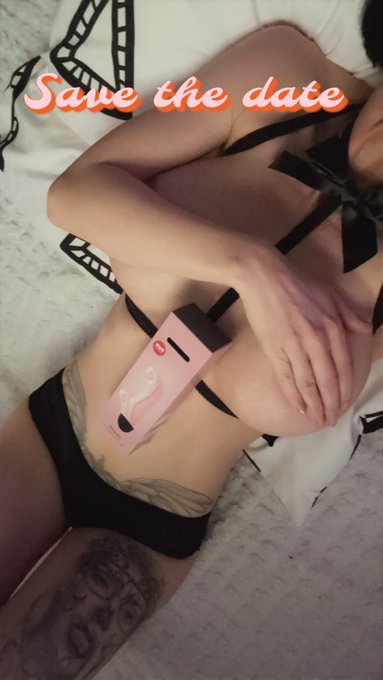 Morgen fr&uuml;h mit neuem toy vor der webcam 😍 https://t.co/e2Xk3YntCk