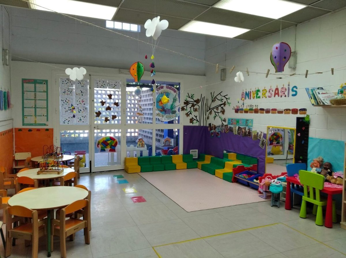 AjuntamentVLC's tweet photo. ▶️ Dimecres finalitza el termini per a sol·licitar el #XecEscolar, del curs 2023/2024, per a l'alumnat de 2 a 3 anys empadronat a #València, nascut en 2021.

📆 Fins el 15 de novembre

✍️ https://t.co/0JiBFch01j https://t.co/rSn1TXyPRN