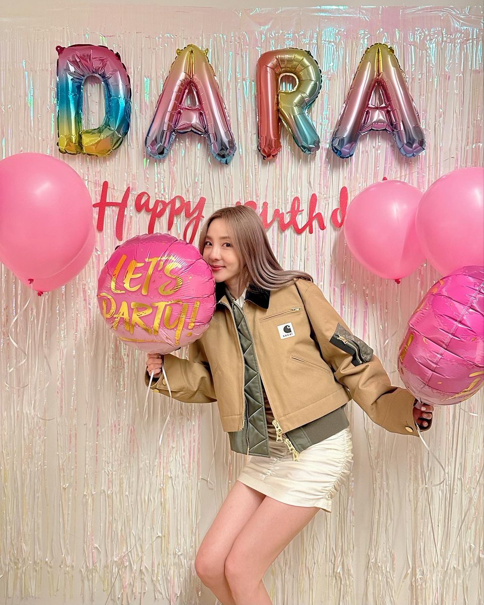 krungy21's tweet photo. 사랑하는 사람들과 함께한 생일 🥳🎂🎊🎉🎈🎁💘🥹 #SweetDARADARAday https://t.co/kMbk4VB3oB