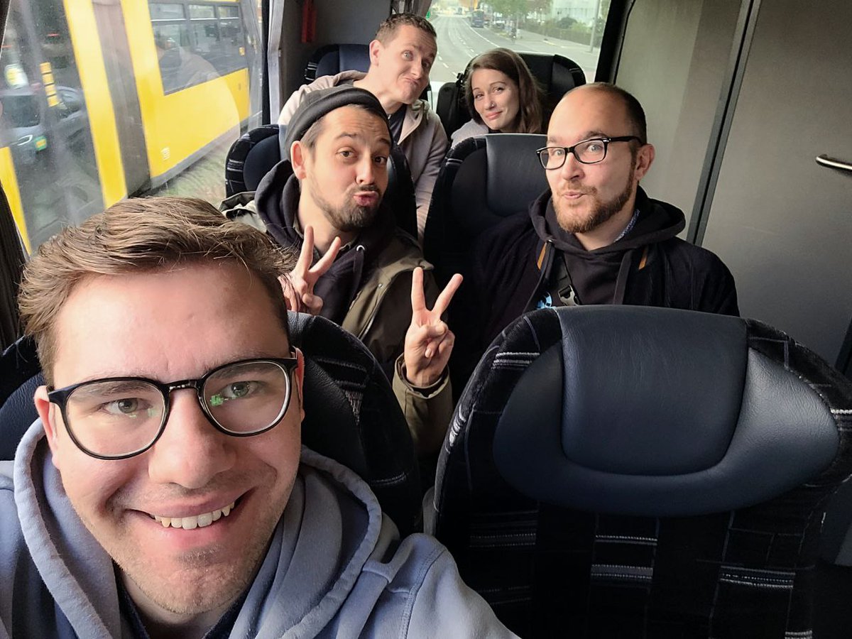 Tag 2 in Berlin. Aktuell fahren wir mit vielen tollen Menschen auf Tour und lernen etwas über Fußballkultur und die Projekte früherer Preisträger*innen des Julius-Hirsch-Preises.