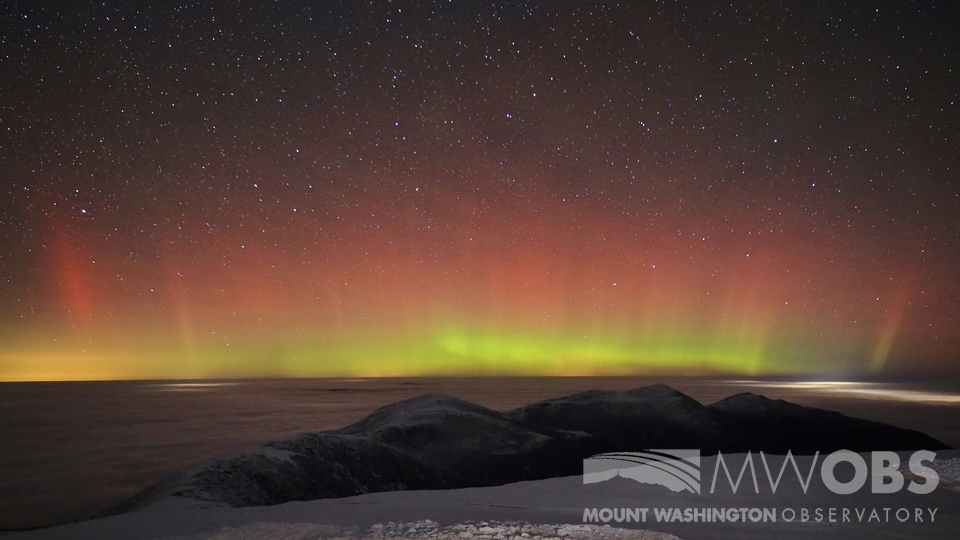 Here's another view of last night's #NorthernLights (#AuroraBorealis) when it peaked around 1015 EST. Numerous pillars were visible to the naked eye before fading an hour later. To learn more about our member-supported observatory, please visit mountwashington.org/about-us/

#NH #night