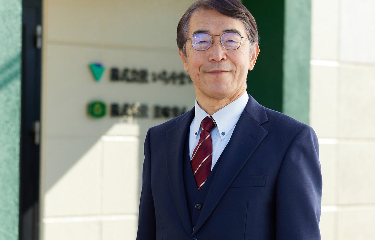 Ptaro_chan's tweet photo. 大学卒業後、東京の商社に3年間勤める
↓
帰郷し父が創業した地元に数店舗展開する小さな食品スーパーに入社、必死に売上を追う日々
↓
父が55歳で亡くなり兄とともに会社を継ぐ
↓
その兄も46歳の若さで亡くなる
↓
↓
↓
身近な家族の死を通して、人生において何が大切なのかを深く考える。辿り着いた答えが『健康な身体を保つこと』それを体現するスーパーを目指す
↓
独学で本を読み、講演会に参加。しかし何から始めたらいいか答えが出ない
↓
専門家にアドバイスを求めると「全部の食品添加物を外すのは難しいから、まずは合成着色料から無くしたらどうか」と言われる
↓
↓
↓
合成着色料（タール系）を使った商品の一掃を決断
↓
子供向けのカラフルな菓子のほとんどがなくなる
↓
売上を危惧して、全社員からは大反対
↓
会議室に社員を集め「半年後に新聞広告を出す」と宣言
↓
↓
↓
地元紙に全面広告掲載。『タール系色素、完全撤廃』と宣言し、さらにその下には『もし、タール系色素使用の商品を見つけられた方には、商品券1万円分を贈呈いたします』という一文
↓
「社長は本気だ！」と気づいた社員たちの奔走が始まる
↓
売り場からは合成着色料を使った商品がはじかれ、それに代わる商品を探しては入れる作業が延々と続く
↓
「こんなことをしても売り上げにはつながらない」と同業者からの冷ややかな声
↓
それでも信念を貫き突き進む
↓
↓
↓
次第に賛同する協力会社が増える
↓
大手食品メーカーに合成着色料なしの魚肉ソーセージの製造を依頼するも断られる
↓
メーカーの担当営業も一緒になって社長に直訴
↓
「これからの世の中、必ず健康志向に向かうよ。言う通りに作ってあげようじゃないか」と鶴の一言で製造が決まる
↓
一地方スーパーのために、合成着色料を外した魚肉ソーセージが誕生する
↓
↓
↓
健康や安心を意識した商品が集まるようになっていく
↓
無添加、オーガニック野菜、グルテンフリー。健康志向の食品を数多く集めたスーパーマーケットに
↓
独自に開発した健康志向のPB『美味安心シリーズ』は全国60社以上の同業スーパーが取り扱うほどに広まる
↓
↓
↓
「価格は一瞬、健康は一生」が経営理念
↓
『健康的な食生活を提案するスーパー』という独自の路線を確立し、支持を集めているローカルスーパー
↓
↓
↓
売上高258億円、山梨県を中心に15店舗展開する「いちやまマート」！！！