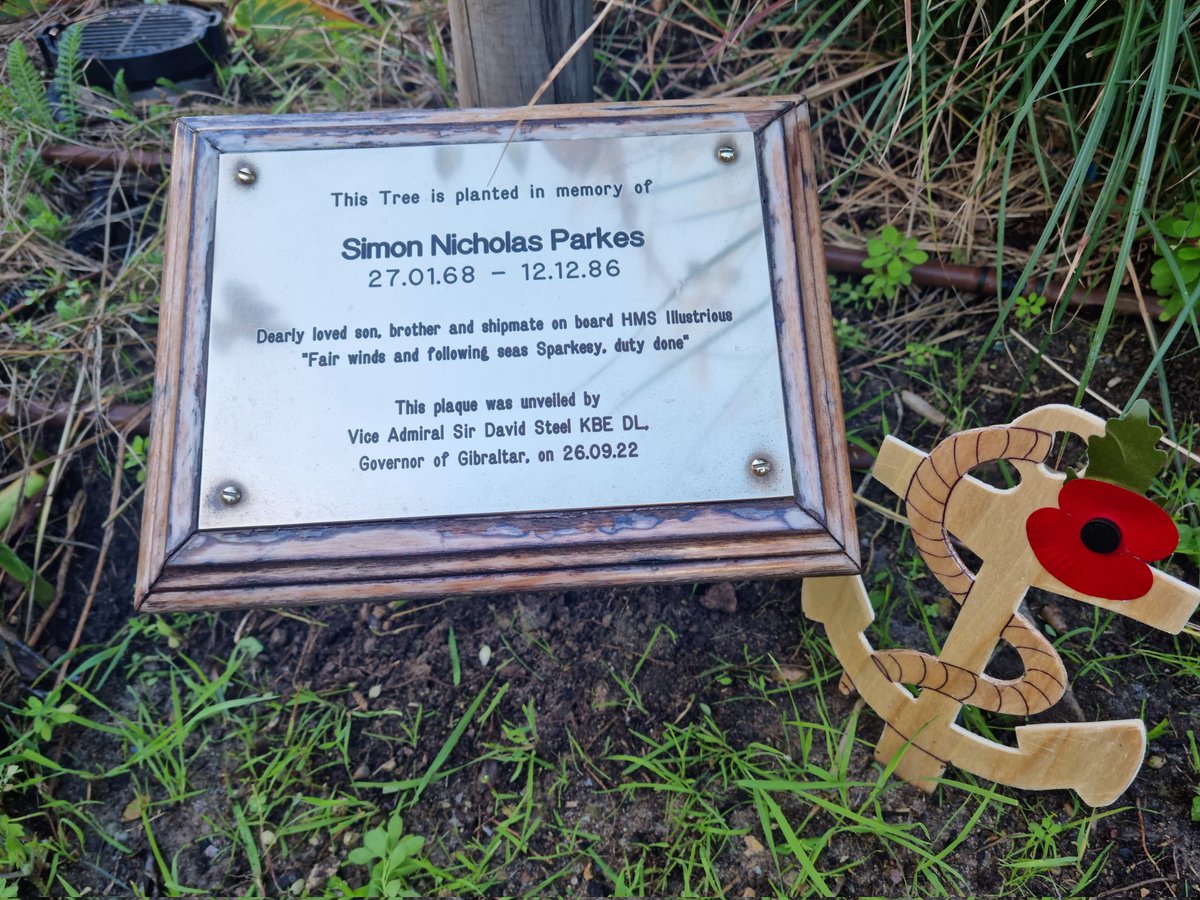 It's so heartening to know that Simon Parkes was not forgotten on #RemembranceSunday Thank you Jason for the beautiful anchor and poppy and to those who stopped by. He never made it home in 1986, but he lives on in our hearts 💙💙💙 #RoyalNavy #HmsIllutrious