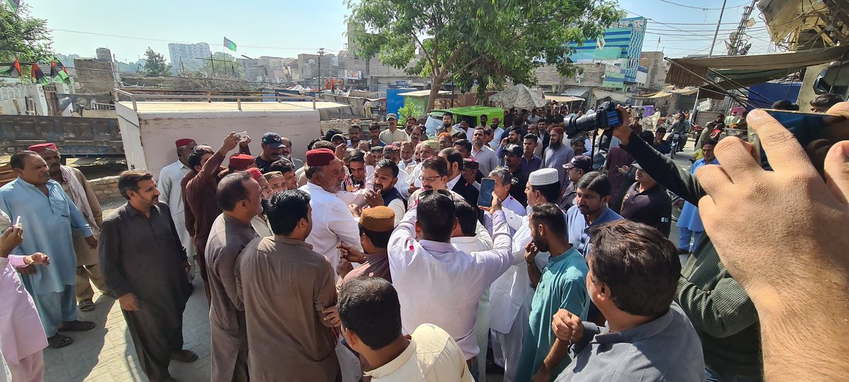 BRArsalanSheikh's tweet photo. نیو پنڈ امان اللہ چوک کا دورہ کیا، منتخب بلدیاتی نمائندگان سے ملاقات کی, نکاسی آب، اسٹریٹ لائٹس، ٹف ٹائل سمیت دیگر کاموں کے حوالے سے شہری اپنے علاقے کے بلدیاتی نمائندگان سے رابطہ کریں، ترجیحی بنیادوں پر مسائل حل کیے جائینگے https://t.co/0d3ZRUsP0i