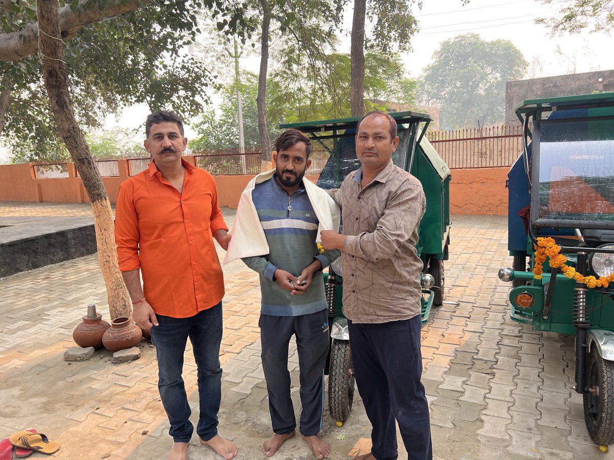 yogesh29807869's tweet photo. आज गाँव जठेड़ी में सरपंच योगेश द्वारा विश्वकर्मा दिवस पर पंचायत की बोलेरो गाड़ी व दोनों ई रिक्शा की पूजा गाँव के मोजूद व्यक्तियों की उपस्थिति में गाँव के शिव मंदिर में की । इस अवसेर पर ड्राईवर व सफ़ाई कर्मचारी का 501 रुपए व शॉल भेट कर सम्मान किया गया । #vishawkarma https://t.co/4job669p7i