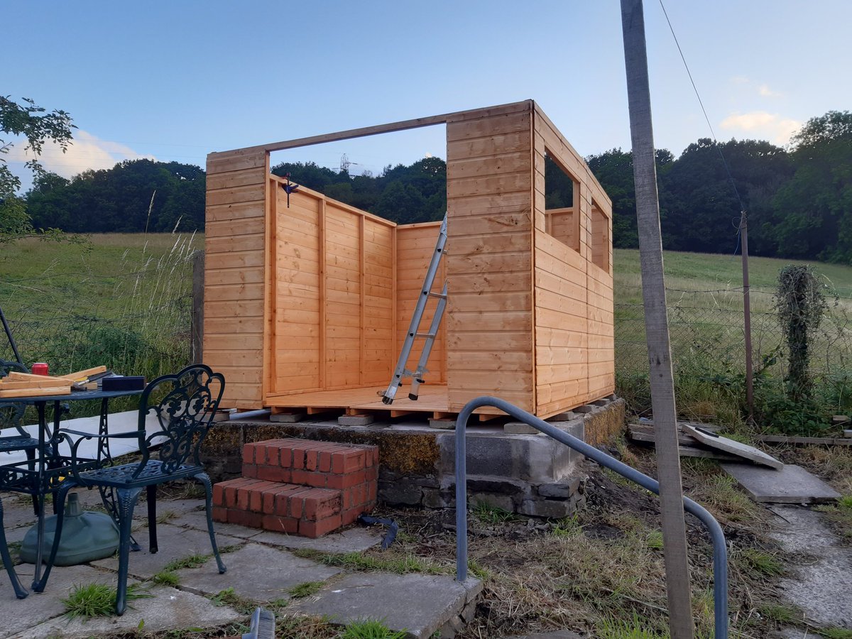 mouse_workshop's tweet image. I&apos;ve not posted much this year due to health issues so thought I&apos;d post a project from earlier in the year. As a woodworker you&apos;d think putting a shed together would be straightforward... sadly not 😄!! It&apos;s been up a few months now and withstood a few storms (this is Wales 🏴󠁧󠁢󠁷󠁬󠁳󠁿)