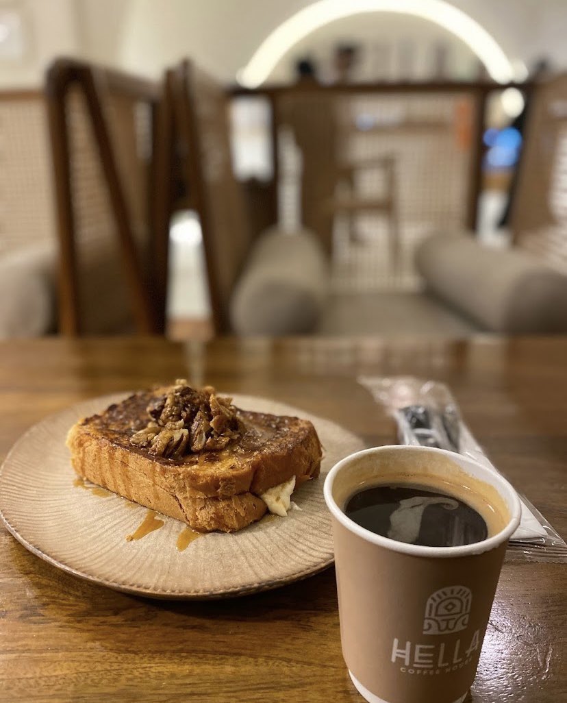 كوفي هيلا "HELLA" بـ #جازان تصميم إبداع وموقع ممتاز والمكان شرح👍🏻، القهوة☕️حلوة والحلويات لذيذة 😋 خاصة فرنش توست بيكان، عندهم جلسات داخلية وخارجية، اللي وده بمكان حلو ورايق لايفوته، يفتح ⏰ ٧ ص إلى ١ آخر الليل.
تقييم الزوار: 4.2 ⭐️ 

#ماب_السعودية
الموقع:
maps.app.goo.gl/zpxPdRRVnoVfJf…