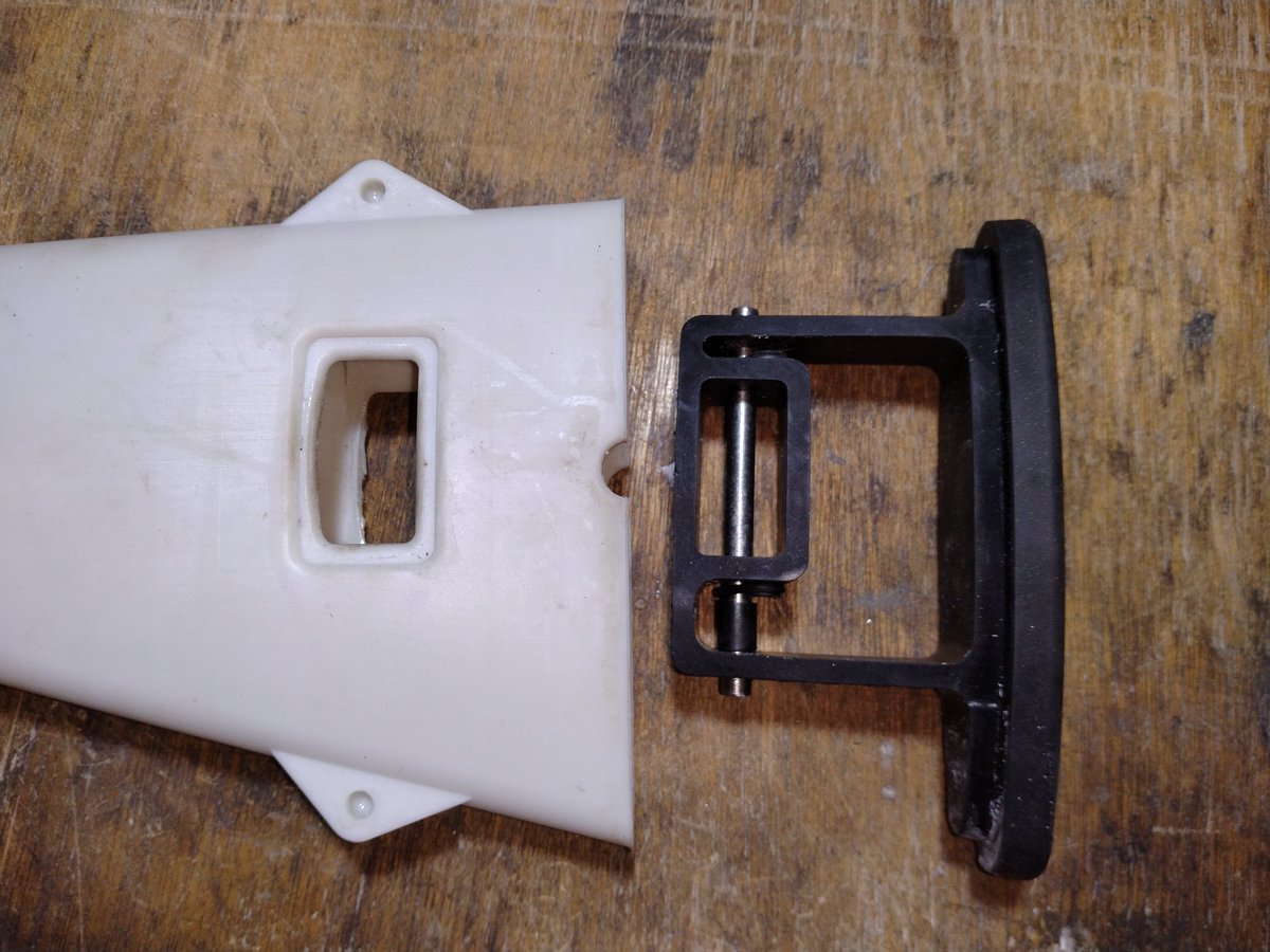 makeplusp's tweet image. コマンドストックを新しくします。

ストックが折れる事例を受けての改変です。
新しいレジンはこれまでの物より2倍の価格ですがかなりの強度です。
価格を抑える為に部品点数を抑えバットプレートもレジンで一体化しました。
価格は15,000円です。
今後はこのタイプになりますのでご了承下さい。