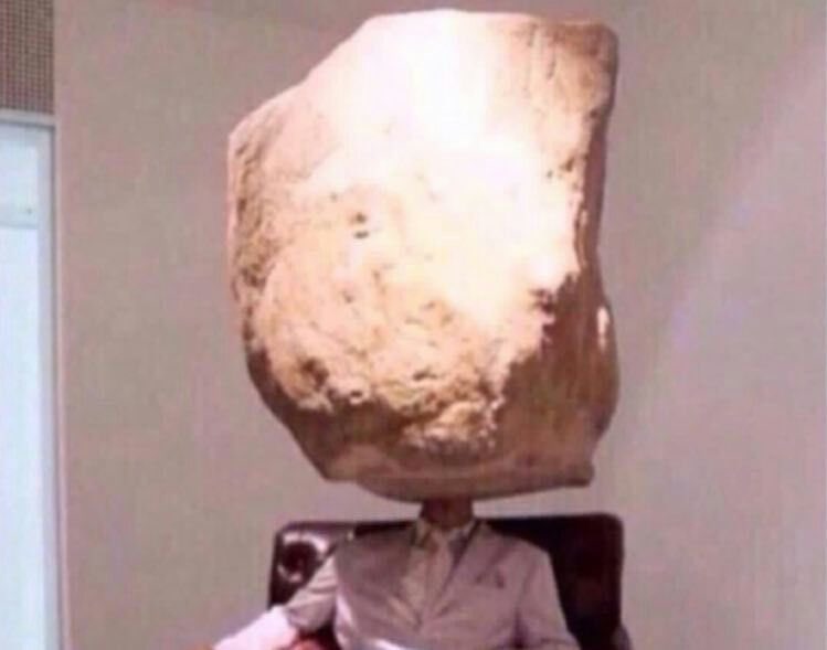 جدامي هندي بالمزيني الموظف صارله ١٠ دقايق يقوله شنو اسمك عشان احول الفلوس يرد عليه انت تعرفه انا كنت قبل جم يوم هني ماراح اقولك اسمي