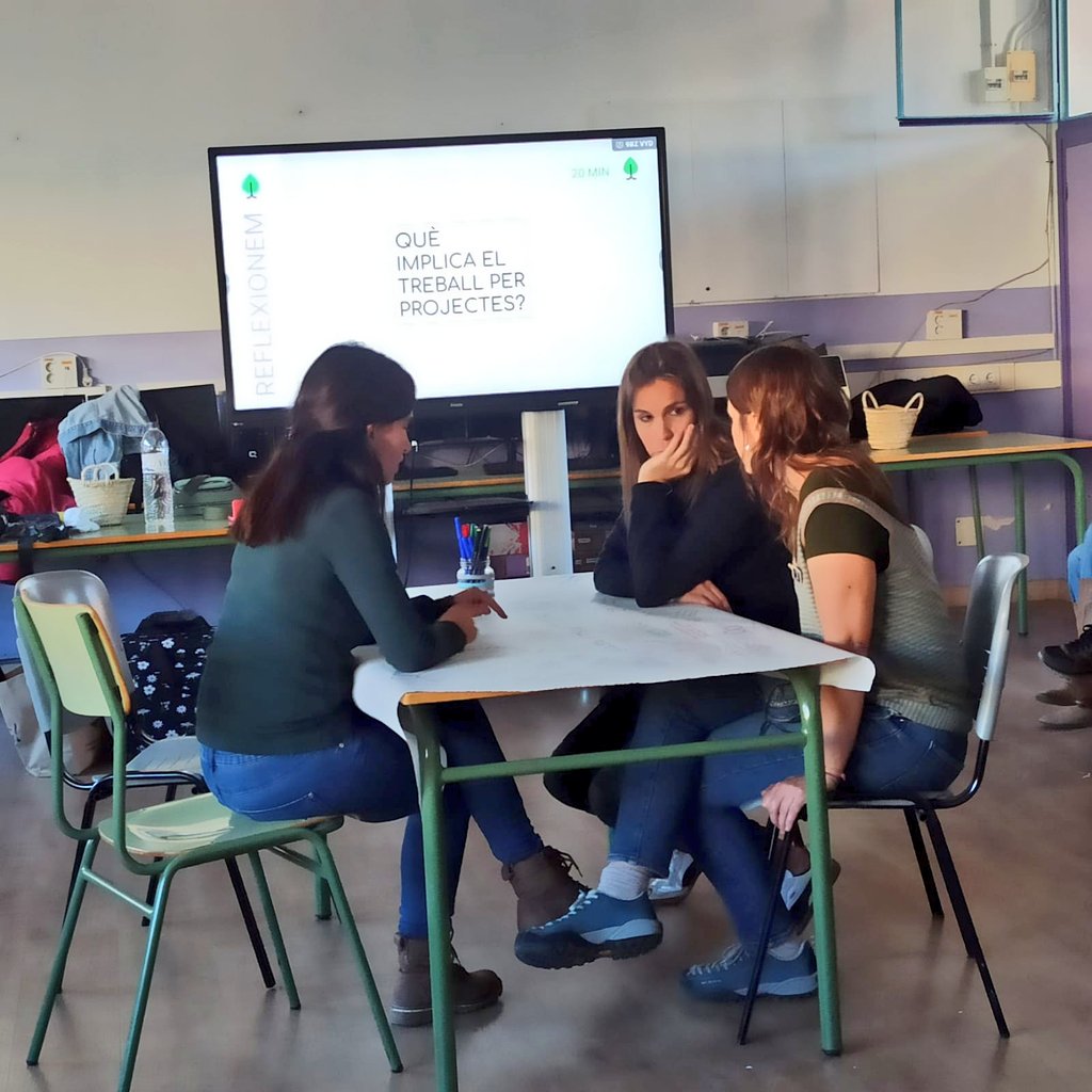 ESCmariafortuny's tweet image. Què implica el #treballperprojectes? 🤔
Ho seguim responent i definint en una nova sessió del #ProgramaFaig de @cesirecat
#AprenentatgeXprojectes #AprendreFent