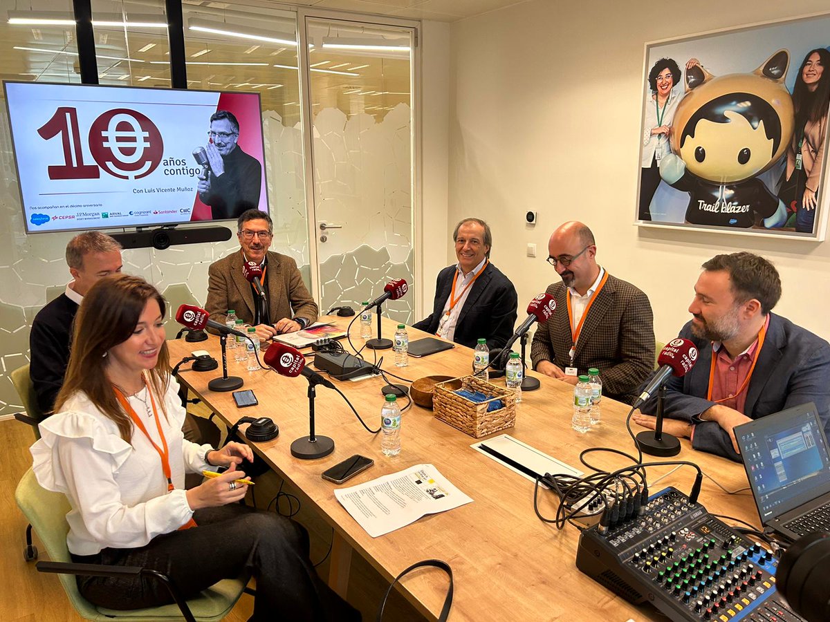 CAPITAL RADIO (@capitalradiob) on Twitter photo 🔴DIRECTO | ¡Estamos en el Especial #DataIsInTheAir con <a href="/PiperLab_es/">PiperLab</a>, desde <a href="/SalesforceES/">SalesforceES</a>!
🎙️Nos acompañan <a href="/salvadoraragon/">salvadoraragon</a>, Adolfo Ramírez, Enrique Polo, <a href="/esthermoralesp/">Esther Morales</a> y <a href="/emilioalba/">Emilio de Alba</a>.
📻Una hora dedicada a datos e IA: tendencias y desafíos. Solo en capitalradio.es/directo 🔴DIRECTO | ¡Estamos en el Especial #DataIsInTheAir con <a href="/PiperLab_es/">PiperLab</a>, desde <a href="/SalesforceES/">SalesforceES</a>!
🎙️Nos acompañan <a href="/salvadoraragon/">salvadoraragon</a>, Adolfo Ramírez, Enrique Polo, <a href="/esthermoralesp/">Esther Morales</a> y <a href="/emilioalba/">Emilio de Alba</a>.
📻Una hora dedicada a datos e IA: tendencias y desafíos. Solo en capitalradio.es/directo