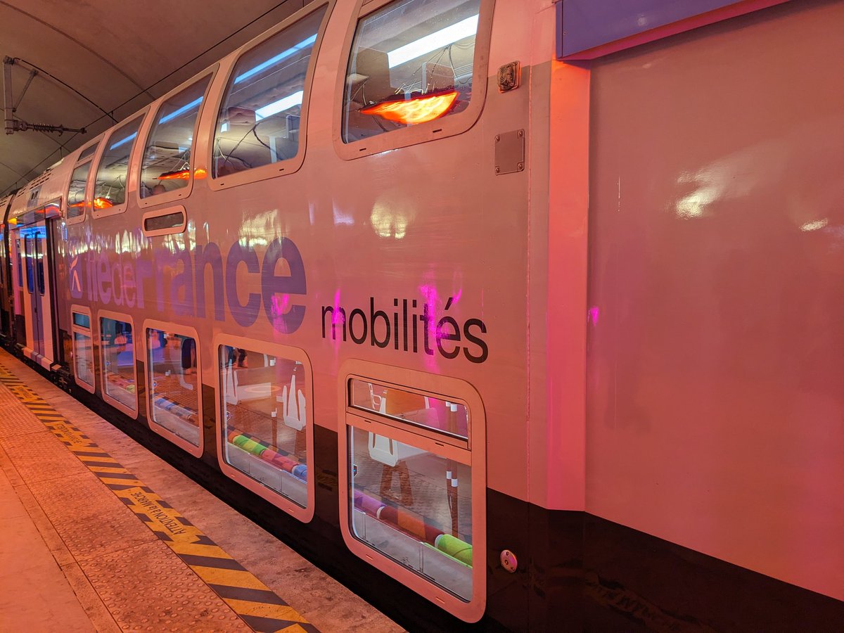 AurelienBoisson's tweet photo. Inauguration sur la ligne E du RER des nouvelles rames #RER-NG sur #Eole en gare de Haussmann St Lazare avec le premier voyage inaugural @SNCFVoyageurs @SNCFReseau @IDFmobilites https://t.co/2gCNfyHbAC