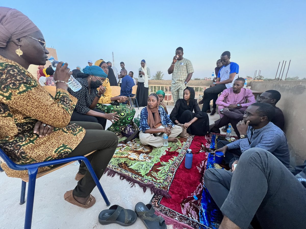 seynim6's tweet image. 📌 Le #TechTea était une belle occasion au cours de laquelle nous  avons ensemble avec divers acteur de l&apos;écosystème tech, digital, de passionnés et d&apos;autre  jeunes  échanger et découvert plusieurs chose sur l&apos;usage de la tech, L&apos;IA, la communication digitale, les réseaux…