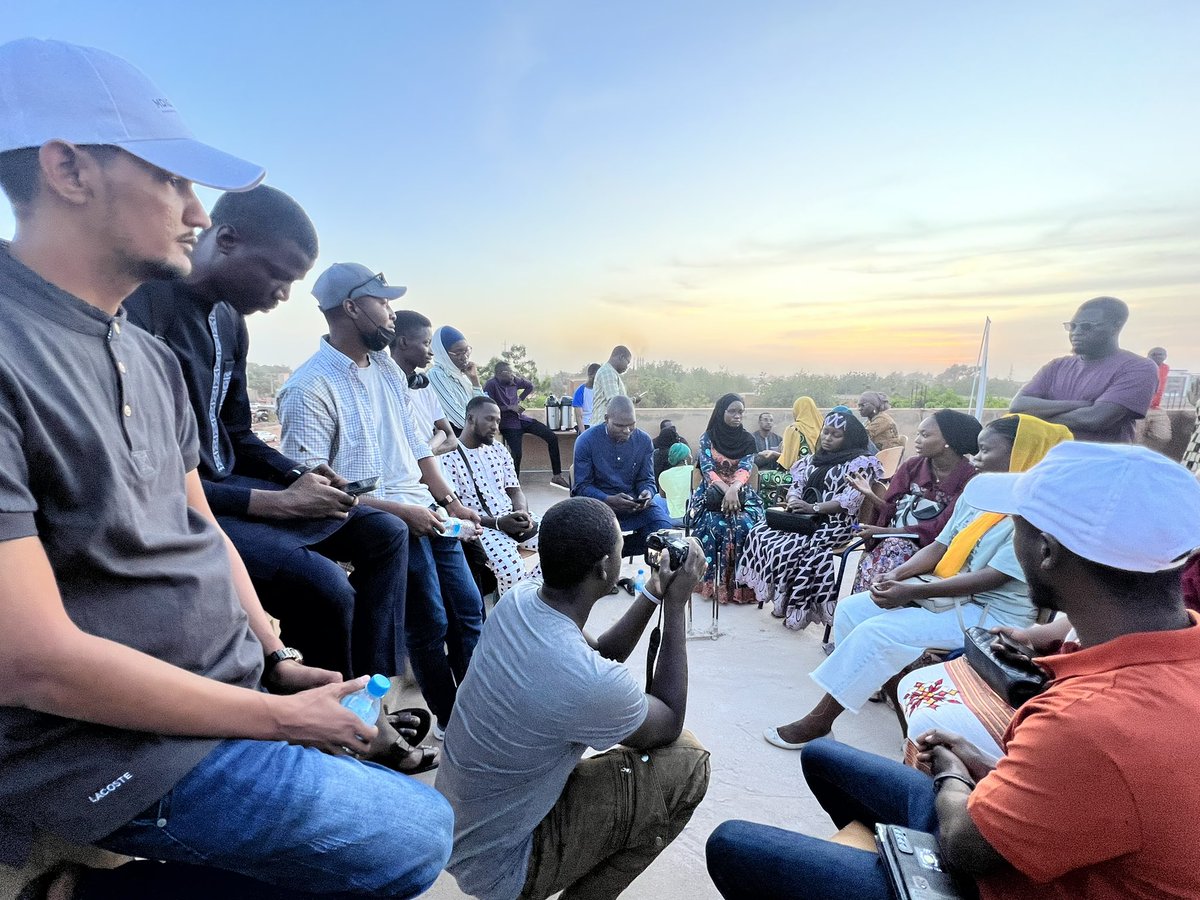 seynim6's tweet image. 📌 Le #TechTea était une belle occasion au cours de laquelle nous  avons ensemble avec divers acteur de l&apos;écosystème tech, digital, de passionnés et d&apos;autre  jeunes  échanger et découvert plusieurs chose sur l&apos;usage de la tech, L&apos;IA, la communication digitale, les réseaux…