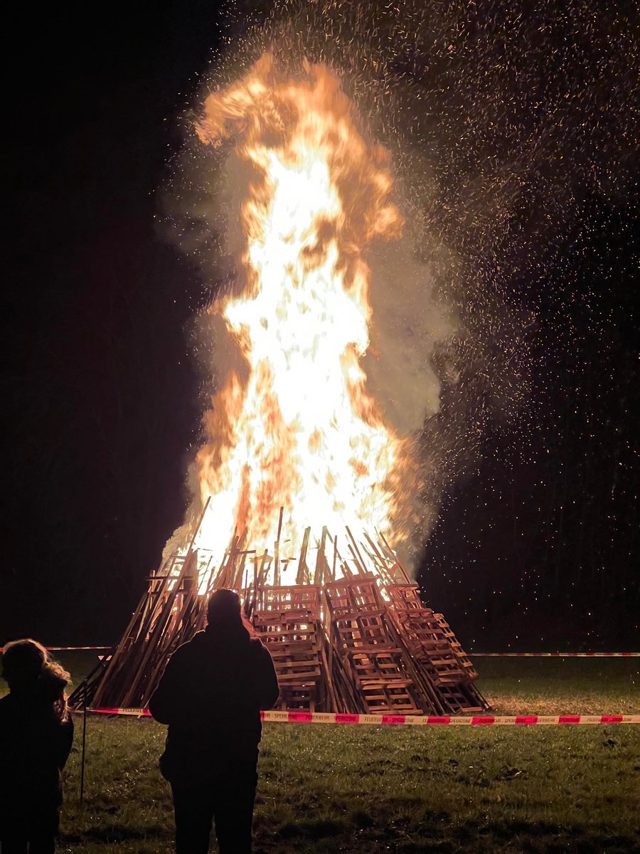 St. Martinsfeier, Beispiel Christlichen Lebens am #Kirchort St. Josef in der Pfarrei St. Marien Bad Homburg-Friedrichsdorf (#Bistum #Limburg). Gottesdienst mit Martinsspiel und -umzug mit ca. 450 Teilnehmern zum großen #Martinsfeuer, TaunusZeitung 13.11.23
x.com/werner44/statu…
