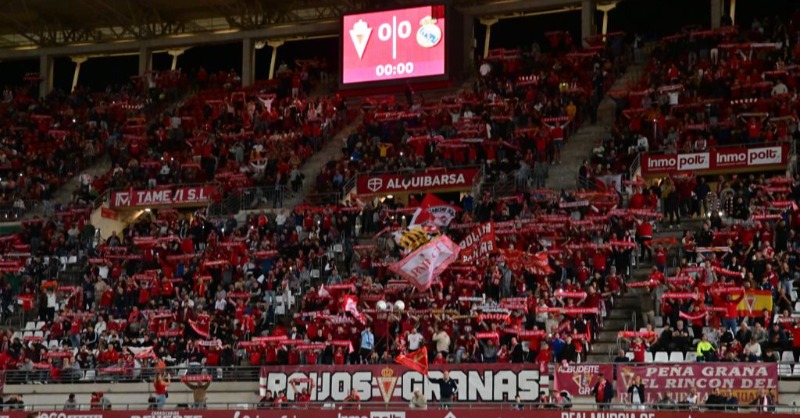 realmurciacfsad's tweet photo. J12 | 🏟️ El estadio Enrique Roca de Murcia registró 𝗹𝗮 𝗰𝘂𝗮𝗿𝘁𝗮 𝗺𝗲𝗷𝗼𝗿 𝗲𝗻𝘁𝗿𝗮𝗱𝗮 𝗲𝗻 🇪🇸 𝗱𝗲𝗹 𝗱𝗼𝗺𝗶𝗻𝗴𝗼 𝗰𝗼𝗻 𝟭𝟴.𝟯𝟳𝟴 𝗲𝘀𝗽𝗲𝗰𝘁𝗮𝗱𝗼𝗿𝗲𝘀.

📊 Solo superada por @Atleti, @SevillaFC y @FCBarcelona 

❤️ ¡GRACIAS, AFICIÓN!
#RealMurciaCastilla