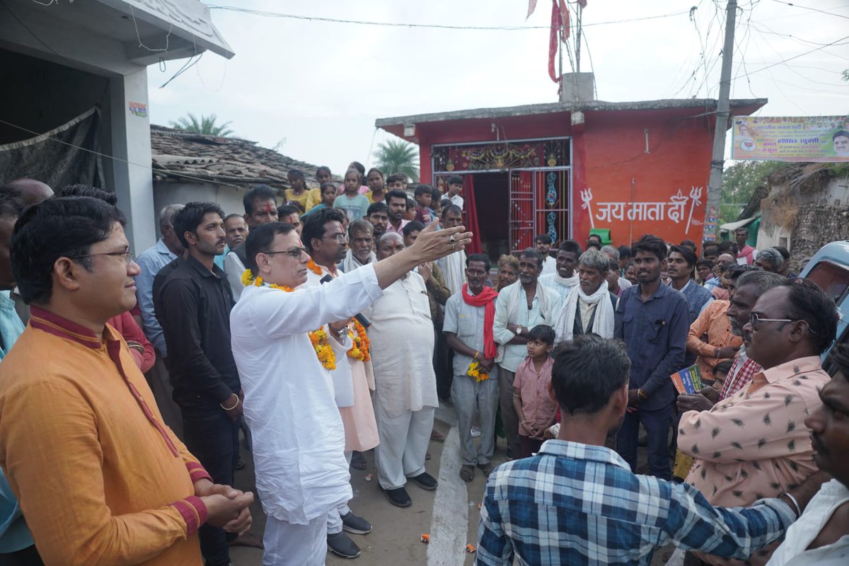 VBP4BHARAT's tweet photo. एक बार फिर बासौदा वासियों के बीच वास्तविक भारत पार्टी के राष्ट्रीय अध्यक्ष श्री वरदमूर्ति मिश्र जी पहुंचे हैं। जहां पार्टी के समर्थन में सैकड़ों कार्यकर्ता व नागरिक मौजूद रहे।

ये अपार जन समर्थन बदलाव की ओर अग्रसर है।

#vastavikbharatparty #waradmurtimishra  #WMM #vbpgascylinder https://t.co/Pd9Sw4kyls