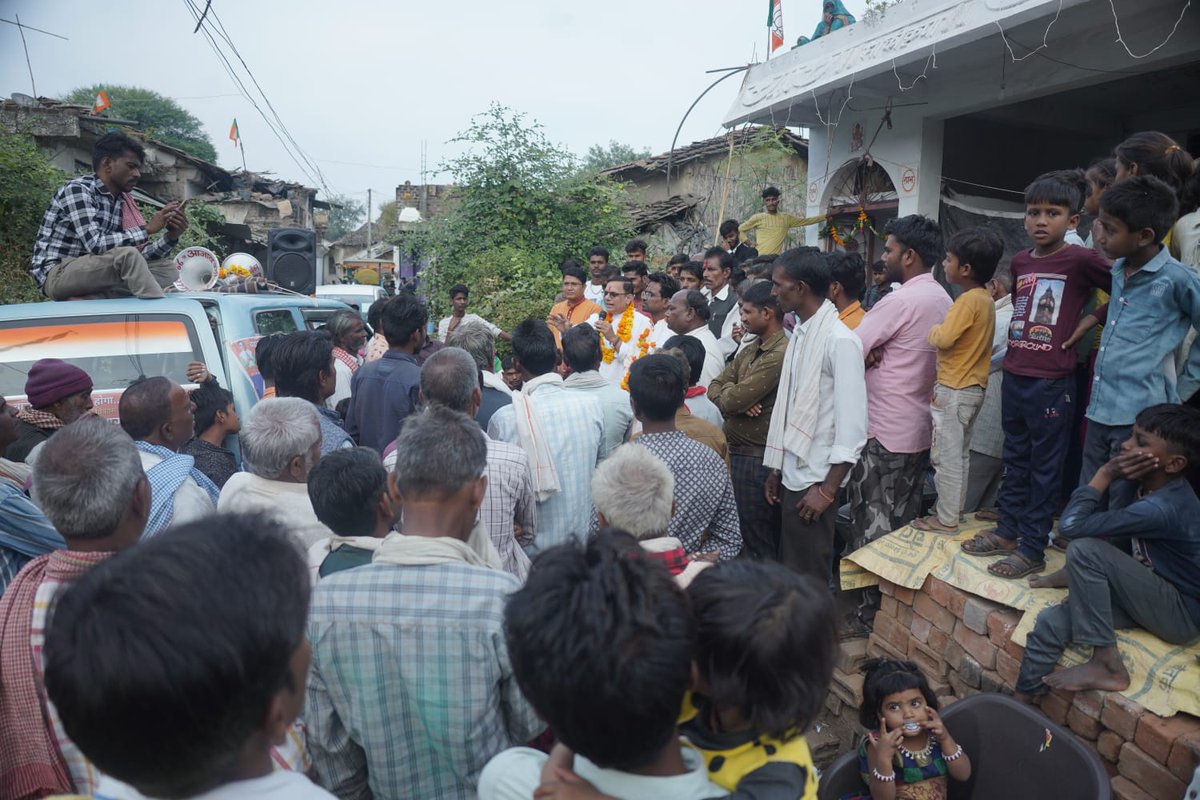 एक बार फिर बासौदा वासियों के बीच वास्तविक भारत पार्टी के राष्ट्रीय अध्यक्ष श्री वरदमूर्ति मिश्र जी पहुंचे हैं। जहां पार्टी के समर्थन में सैकड़ों कार्यकर्ता व नागरिक मौजूद रहे।

ये अपार जन समर्थन बदलाव की ओर अग्रसर है।

#vastavikbharatparty #waradmurtimishra  #WMM #vbpgascylinder