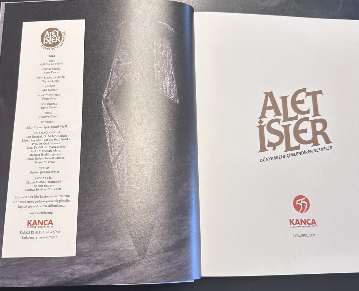 Dünya tarihini, arkeolojisini, zanaatını yani dünyamızı biçimlendiren nesneler ile ilgili “Alet İşler” isimli şaheser kitap Kanca Makina A.S. ve Sn. <a href="/KancaAlper/">Alper Kanca</a> tarafindan büyük emeklerle ve önemli isimlerle işbirliğinde hazırlanmış, teşekkür ederiz