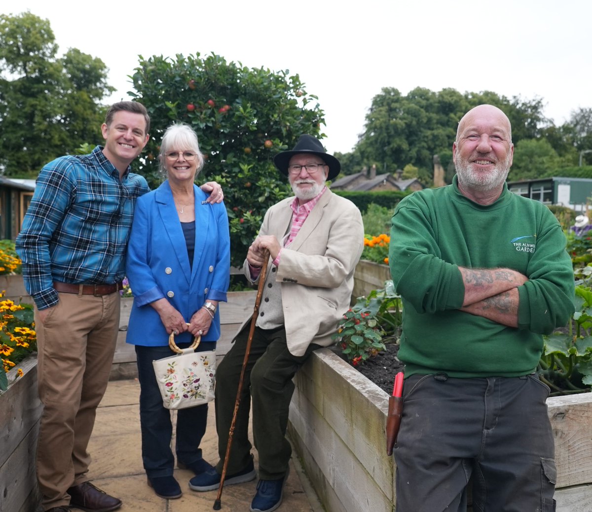 We're on TV! Tune into More4 tonight at 9pm to see Matt Baker's Alnwick Adventure as part of his 'Travels With Mum and Dad' TV Show 🌿 Spy The Garden alongside our friends at Alnwick Castle and Barter Books for a truly jam-packed show ⭐️