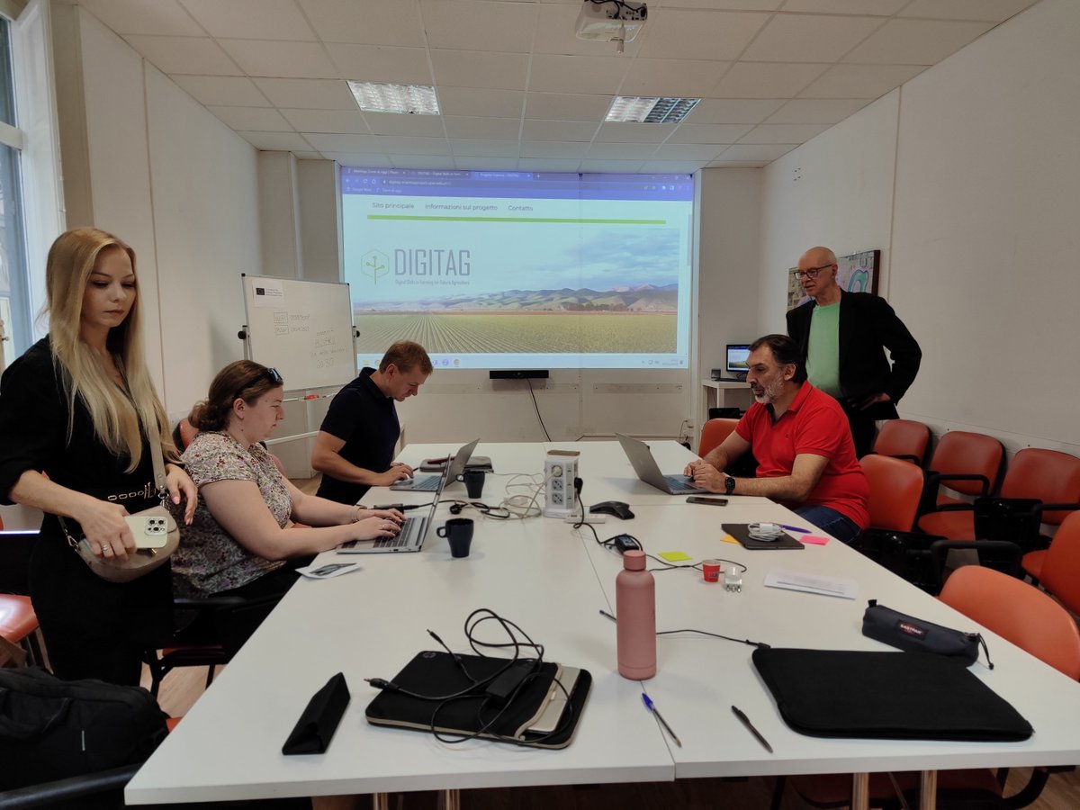 cesie_ets's tweet image. Le #tecnologiedigitali possono aiutare le persone che lavorano nel settore #agroalimentare a produrre generi alimentari da fonti sicure, sostenibili e di qualità. Ne abbiamo parlato durante l&apos;ultimo meeting internazionale #DIGITAG.
Scopri di più sul sito digitag-erasmusproject.upwr.edu.pl/it/