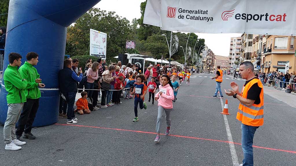 🏆🥇🏃‍♀️🏃‍♂️ Aissa Ouchbab i Ainoa Puentes guanyen la XX Milla Urbana de Tortosa

▶ LA NOTÍCIA: ebresports.cat/aissa-ouchbab-…

<a href="/UCECcat/">Consells Esportius de Catalunya</a> <a href="/ToniGilabert1/">Toni Gilabert</a> <a href="/AteEbre/">ATE Atletisme Terres de l'Ebre</a> <a href="/esportcat/">Esports</a> <a href="/JoanBarbera7/">joanbarbera</a> <a href="/jaumedomingo/">💛Jaume Domingo💛</a> <a href="/Tortosa/">Ajuntament de Tortosa</a> <a href="/vgraufe/">Víctor Grau Ferrer/❤️</a> <a href="/JordiJordanEbre/">Jordi Jordan</a> <a href="/XimoRambla/">Ximo Rambla</a> #BaixEbre #TerresdelEbre