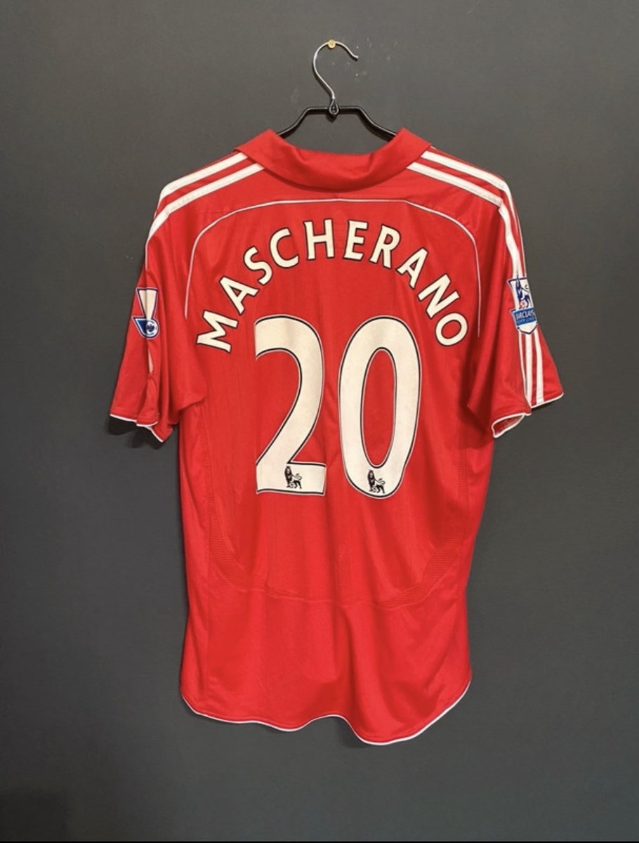 Salut la commu rouge, je vends 3 maillots. Spécifications pro, pas vendus dans le commerce, superbes conditions, flocage et badges en feutrine. 150€ pièce + envoi avec suivi ⬇️ DM ouverts mais faites signe ici, mes notifs prennent du temps. RT appréciés 🙏🏼